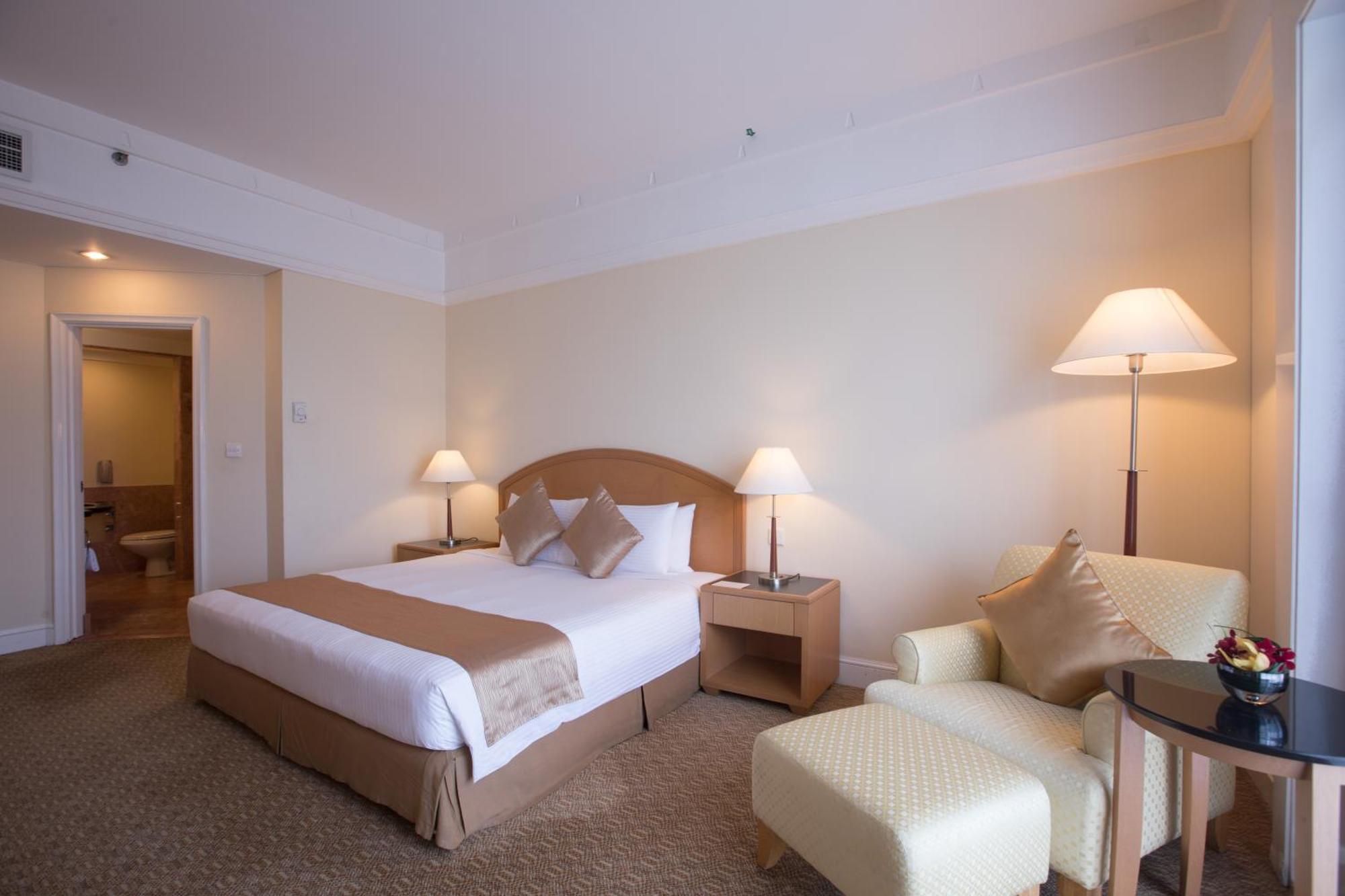 Royale Chulan Seremban Exterior foto A room at the hotel